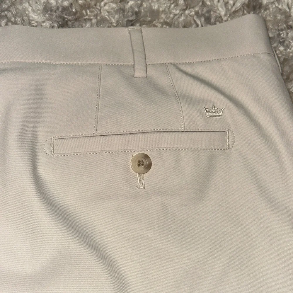 Peter Millar Wicking Mens Golf Shorts 42 Stone Beige Flat Front Performance 9in